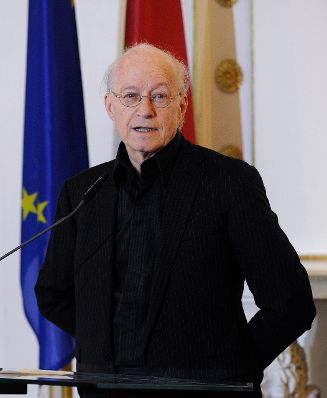 Am 11. M&auml;rz 2016 &uuml;berreichte Sektionschefin Andrea Ecker das &Ouml;sterreichische Ehrenkreuz f&uuml;r Wissenschaft und Kunst an Michael Kunze (im Bild) und Sylvester Levay.