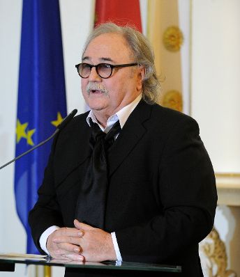 Am 11. M&auml;rz 2016 &uuml;berreichte Sektionschefin Andrea Ecker das &Ouml;sterreichische Ehrenkreuz f&uuml;r Wissenschaft und Kunst an Michael Kunze und Sylvester Levay (im Bild).