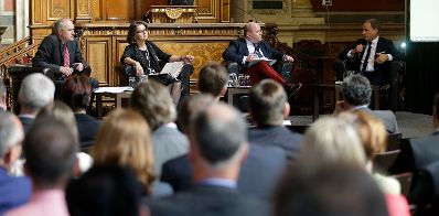 Am 20. April 2016 fand die Bundes-PersonalleiterInnen-Tagung in der Universit&auml;t Wien statt. Im Bild (v.l.n.r. ) Reinhard Mang (BMLFUW), Brigitte Zarfl (BMASK), Klaus Hartmann (BKA) und Eduard M&uuml;ller (BMF).