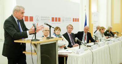 Im Rahmen der EuDEM 2016 fand am Abend des 25. April 2016 eine &ouml;ffentliche Podiumsdiskussion zum Thema &quot;Return to Politics &ndash; Is Europe prepared for It?&quot; statt. Am Pult Genlt Wosolsobe bei seiner Rede.