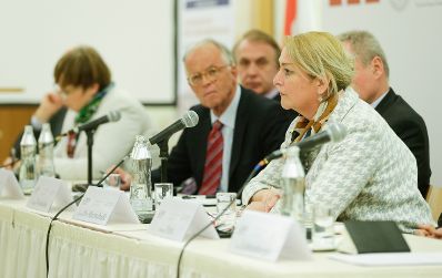 Im Rahmen der EuDEM 2016 fand am Abend des 25. April 2016 eine &ouml;ffentliche Podiumsdiskussion zum Thema &quot;Return to Politics &ndash; Is Europe prepared for It?&quot; statt. Im Bild (v.l.n.r.) Minister a.D. Ogrysko, BM a.D. Dr. Fasslabend, Genlt Wosolsobe.