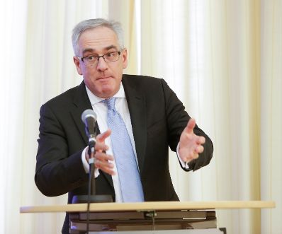 Am 25. und 26. April 2016 fand in der Diplomatischen Akademie die Conference on European Democracy 2016 statt. Am Pult Priv.-Doz. Fischer bei der Er&ouml;ffnung.