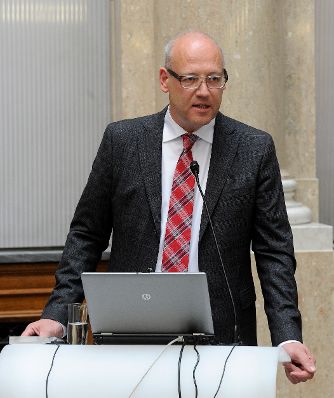 Am 2. Mai 2016 fand eine &ouml;ffentliche Sitzung der Bioethikkommission zum Thema &quot;Von Mensch und Maschine: Roboter in der Pflege&quot; statt. Im Bild Oliver Bendel von der Fachhochschule Nordwestschweiz bei seinem Vortrag.