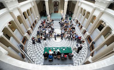 Am 2. Mai 2016 fand eine &ouml;ffentliche Sitzung der Bioethikkommission zum Thema &quot;Von Mensch und Maschine: Roboter in der Pflege&quot; statt.