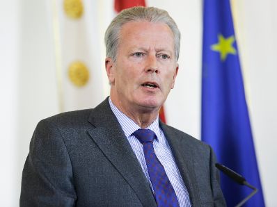 Vizekanzler und Bundesminister Reinhold Mitterlehner beim Pressefoyer nach dem Ministerrat am 10. Mai 2016.