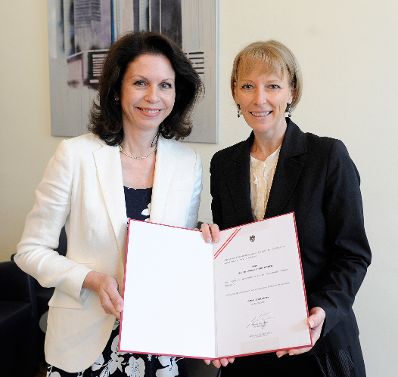 Am 18. Mai 2016 &uuml;berreichte Sektionschefin Nicole Bayer die Urkunde mit der Andrea Steinleitner der Titel Kommerzialr&auml;tin verliehen wurde.