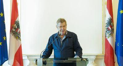 Am 10. Juni 2016 &uuml;berreichte Ministerialr&auml;tin Gudrun Schreiber das &Ouml;sterreichische Ehrenkreuz f&uuml;r Wissenschaft und Kunst an Kristin Feireiss. Im Bild Laudator Wolf Prix.