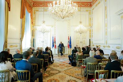 Am 10. Juni 2016 &uuml;berreichte Ministerialr&auml;tin Gudrun Schreiber das &Ouml;sterreichische Ehrenkreuz f&uuml;r Wissenschaft und Kunst an Kristin Feireiss. Im Bild Laudator Wolf Prix.