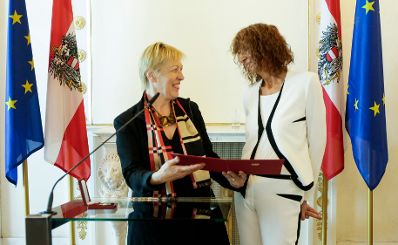 Am 10. Juni 2016 &uuml;berreichte Ministerialr&auml;tin Gudrun Schreiber (l.) das &Ouml;sterreichische Ehrenkreuz f&uuml;r Wissenschaft und Kunst an Kristin Feireiss (r.).