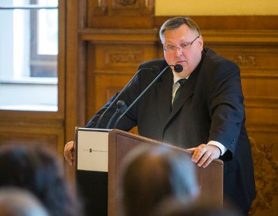 Am 3. Oktober 2016 &uuml;berreichte Reinhold Hohengartner (im Bild) die Urkunde, mit der Harald Hanisch der Berufstitel Professor verliehen wurde.