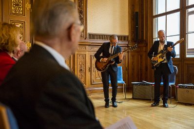 Am 3. Oktober 2016 &uuml;berreichte Reinhold Hohengartner die Urkunde, mit der Harald Hanisch der Berufstitel Professor verliehen wurde. Im Bild Klaus Wienerroither (l.) und Thomas Mauerhofer (r.).