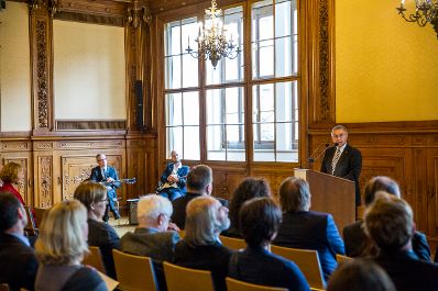 Am 3. Oktober 2016 &uuml;berreichte Reinhold Hohengartner die Urkunde, mit der Harald Hanisch der Berufstitel Professor verliehen wurde. Im Bild Laudator Franz Stromer.