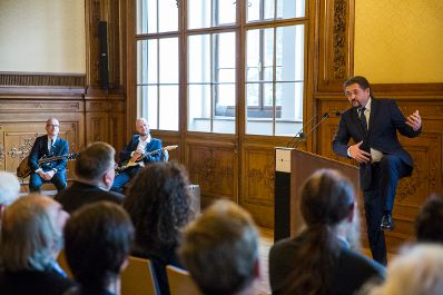 Am 3. Oktober 2016 &uuml;berreichte Reinhold Hohengartner die Urkunde, mit der Harald Hanisch (im Bild) der Berufstitel Professor verliehen wurde.