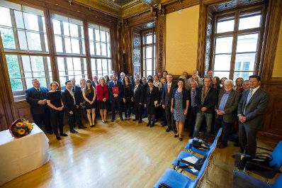 Am 3. Oktober 2016 &uuml;berreichte Reinhold Hohengartner die Urkunde, mit der Harald Hanisch der Berufstitel Professor verliehen wurde.