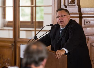 Am 10. Oktober 2016 &uuml;berreichte Ministerialrat Reinhold Hohengartner (im Bild) das Goldene Ehrenzeichen f&uuml;r Verdienste um die Republik &Ouml;sterreich an Karl Heinz Stradal und die Urkunde, mit der Andreas Pittler der Berufstitel Professor verliehen wurde.