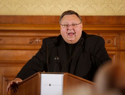 Am 17. Oktober 2016 &uuml;berreichte Ministerialrat Reinhold Hohengartner (im Bild) die Urkunden, mit denen Burkhard Werner Ren&eacute; Ernst und Peter Gruber der Berufstitel Professor verliehen wurde.