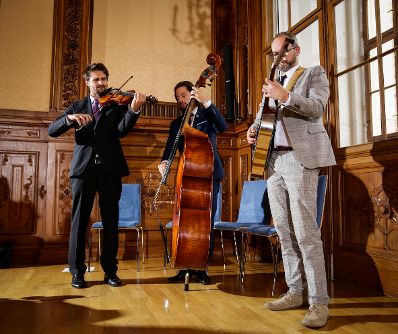 Am 17. Oktober 2016 &uuml;berreichte Ministerialrat Reinhold Hohengartner die Urkunden, mit denen Burkhard Werner Ren&eacute; Ernst und Peter Gruber der Berufstitel Professor verliehen wurde.