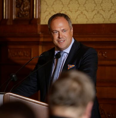 Am 17. Oktober 2016 &uuml;berreichte Ministerialrat Reinhold Hohengartner die Urkunden, mit denen Burkhard Werner Ren&eacute; Ernst und Peter Gruber der Berufstitel Professor verliehen wurde. Im Bild der Laudator Richard Grasl.