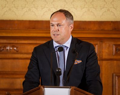 Am 17. Oktober 2016 &uuml;berreichte Ministerialrat Reinhold Hohengartner die Urkunden, mit denen Burkhard Werner Ren&eacute; Ernst und Peter Gruber der Berufstitel Professor verliehen wurde. Im Bild der Laudator Richard Grasl.