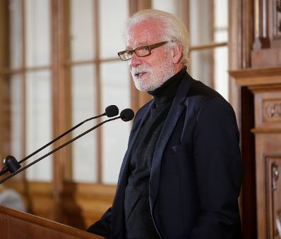 Am 17. Oktober 2016 &uuml;berreichte Ministerialrat Reinhold Hohengartner die Urkunden, mit denen Burkhard Werner Ren&eacute; Ernst und Peter Gruber der Berufstitel Professor verliehen wurde. Im Bild der Laudator Peter Michael Lingens.