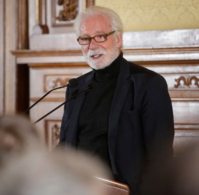 Am 17. Oktober 2016 &uuml;berreichte Ministerialrat Reinhold Hohengartner die Urkunden, mit denen Burkhard Werner Ren&eacute; Ernst und Peter Gruber der Berufstitel Professor verliehen wurde. Im Bild der Laudator Peter Michael Lingens.