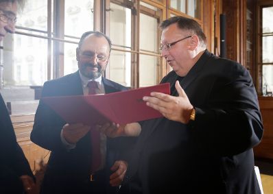 Am 17. Oktober 2016 &uuml;berreichte Ministerialrat Reinhold Hohengartner (r.) die Urkunden, mit denen Burkhard Werner Ren&eacute; Ernst (l.) und Peter Gruber der Berufstitel Professor verliehen wurde.