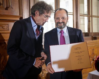 Am 17. Oktober 2016 &uuml;berreichte Ministerialrat Reinhold Hohengartner die Urkunden, mit denen Burkhard Werner Ren&eacute; Ernst (r.) und Peter Gruber (l.) der Berufstitel Professor verliehen wurde.