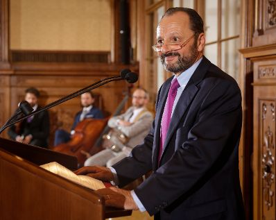 Am 17. Oktober 2016 &uuml;berreichte Ministerialrat Reinhold Hohengartner die Urkunden, mit denen Burkhard Werner Ren&eacute; Ernst (im Bild) und Peter Gruber der Berufstitel Professor verliehen wurde.