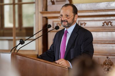 Am 17. Oktober 2016 &uuml;berreichte Ministerialrat Reinhold Hohengartner die Urkunden, mit denen Burkhard Werner Ren&eacute; Ernst (im Bild) und Peter Gruber der Berufstitel Professor verliehen wurde.
