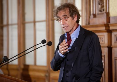 Am 17. Oktober 2016 &uuml;berreichte Ministerialrat Reinhold Hohengartner die Urkunden, mit denen Burkhard Werner Ren&eacute; Ernst und Peter Gruber (im Bild) der Berufstitel Professor verliehen wurde.