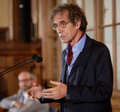 Am 17. Oktober 2016 &uuml;berreichte Ministerialrat Reinhold Hohengartner die Urkunden, mit denen Burkhard Werner Ren&eacute; Ernst und Peter Gruber (im Bild) der Berufstitel Professor verliehen wurde.