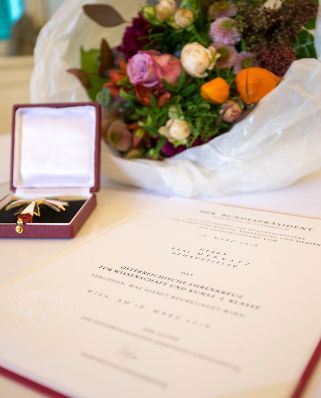 Am 20. Oktober &uuml;berreichte Sektionschefin Andrea Ecker das &Ouml;sterreichische Ehrenkreuz f&uuml;r Wissenschaft und Kunst I. Klasse an Karl Merkatz.