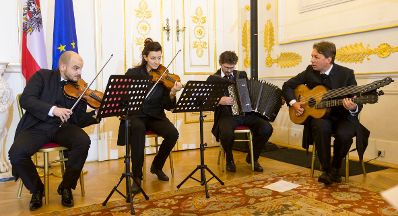 Am 20. Oktober &uuml;berreichte Sektionschefin Andrea Ecker das &Ouml;sterreichische Ehrenkreuz f&uuml;r Wissenschaft und Kunst I. Klasse an Karl Merkatz.