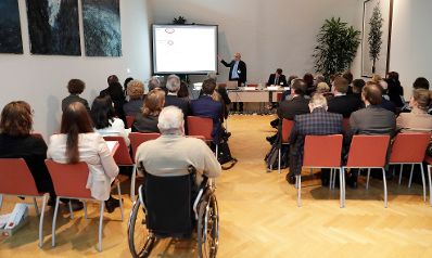 Am 17. November 2016 fand eine Sitzung der deutschsprachigen nationalen Bioethikkommissionen zum Thema &quot;CRISPR-CAS 9 - was bringt die Zukunft?&quot; statt. Im Bild Benno R&ouml;thlisberger, Mitglied der Nationalen Ethikkommission im Bereich der Humanmedizin.