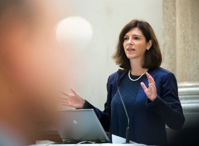 Am 18. November 2016 fand eine &ouml;ffentliche Sitzung der deutschsprachigen nationalen Bioethikkommissionen zum Thema &quot;CRISPR-CAS 9 - was bringt die Zukunft?&quot; statt. Im Bild Andrea B&uuml;chler, Pr&auml;sidentin der Nationalen Ethikkommission im Bereich der Humanmedizin.