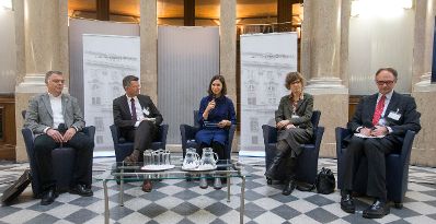 Am 18. November 2016 fand eine &ouml;ffentliche Sitzung der deutschsprachigen nationalen Bioethikkommissionen zum Thema &quot;CRISPR-CAS 9 - was bringt die Zukunft?&quot; statt. Im Bild (v.l.n.r.) Rainer Riedl, Gr&uuml;nder und Obmann von DEBRA Austria, Peter Dabrock, Vorsitzender des Deutschen Ethikrates, Moderatorin Ulrike Weiser, Karen Nestor, Mitglied der Nationalen Ethikkommission im Bereich Humanmedizin und Johannes Gobertus Meran, Mitglied der Bioethikkommission beim Bundeskanzleramt.