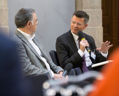 Am 18. November 2016 fand eine &ouml;ffentliche Sitzung der deutschsprachigen nationalen Bioethikkommissionen zum Thema &quot;CRISPR-CAS 9 - was bringt die Zukunft?&quot; statt. Im Bild Rainer Riedl (l.), Gr&uuml;nder und Obmann von DEBRA Austria und Peter Dabrock (r.), Vorsitzender des Deutschen Ethikrates.