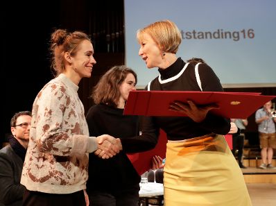 Am 1. Dezember 2016 fand die &Uuml;berreichung der outstanding artist awards 2016 im Radio Kulturhaus statt.