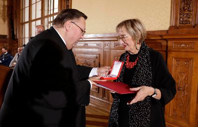 Am 5. Dezember 2016 &uuml;berreichte Ministerialrat Reinhold Hohengartner (l.) das Goldene Ehrenzeichen f&uuml;r Verdienste um die Republik &Ouml;sterreich an Ursi F&uuml;rtler (r.) und an Victoria Trauttmansdorff-Sprenger.