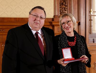 Am 5. Dezember 2016 &uuml;berreichte Ministerialrat Reinhold Hohengartner (l.) das Goldene Ehrenzeichen f&uuml;r Verdienste um die Republik &Ouml;sterreich an Ursi F&uuml;rtler (r.) und an Victoria Trauttmansdorff-Sprenger.