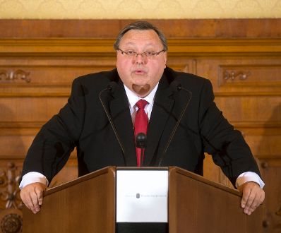 Am 12. Dezember 2016 &uuml;berreichte Ministerialrat Reinhold Hohengartner (im Bild) die Urkunden, mit denen Ferdinand Germadnik und Herbert Ziehensack der Berufstitel Professor verliehen wurde.