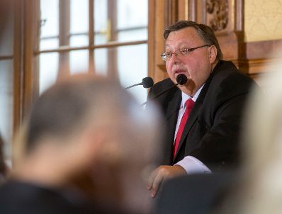 Am 12. Dezember 2016 &uuml;berreichte Ministerialrat Reinhold Hohengartner (im Bild) die Urkunden, mit denen Ferdinand Germadnik und Herbert Ziehensack der Berufstitel Professor verliehen wurde.