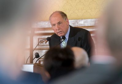 Am 12. Dezember 2016 &uuml;berreichte Ministerialrat Reinhold Hohengartner die Urkunden, mit denen Ferdinand Germadnik und Herbert Ziehensack (im Bild) der Berufstitel Professor verliehen wurde.