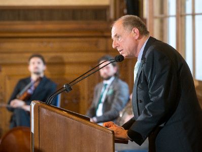 Am 12. Dezember 2016 &uuml;berreichte Ministerialrat Reinhold Hohengartner die Urkunden, mit denen Ferdinand Germadnik und Herbert Ziehensack (im Bild) der Berufstitel Professor verliehen wurde.