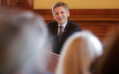 Am 16. J&auml;nner 2017 &uuml;berreichte Reinhold Hohengartner das &Ouml;sterreichische Ehrenkreuz f&uuml;r Wissenschaft und Kunst an Gerald Leitner. Im Bild Laudator Josef Ostermayer.