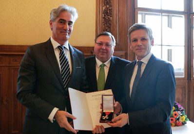 Am 16. J&auml;nner 2017 &uuml;berreichte Reinhold Hohengartner (m.) das &Ouml;sterreichische Ehrenkreuz f&uuml;r Wissenschaft und Kunst an Gerald Leitner (l.). Im Bild mit Laudator Josef Ostermayer (r.). 