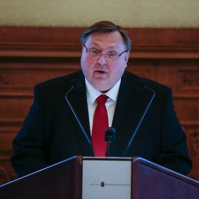 Am 23. J&auml;nner 2017 &uuml;berreichte Reinhold Hohengartner (im Bild) das &Ouml;sterreichische Ehrenkreuz f&uuml;r Wissenschaft und Kunst an Peter Eschberg.