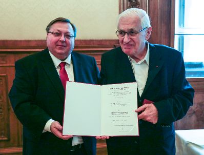 Am 23. J&auml;nner 2017 &uuml;berreichte Reinhold Hohengartner (l.) das &Ouml;sterreichische Ehrenkreuz f&uuml;r Wissenschaft und Kunst an Peter Eschberg (r.).