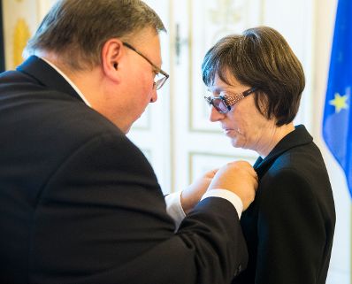 Am 1. Februar 2017 &uuml;berreichte Reinhold Hohengartner (l.) das Goldene Ehrenzeichen f&uuml;r Verdienste um die Republik &Ouml;sterreich an Maria Bernklau (r.).