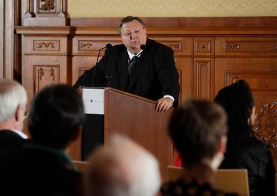 Am 19. April 2017 &uuml;berreichte Reinhold Hohengartner (im Bild) das &Ouml;sterreichische Ehrenkreuz f&uuml;r Wissenschaft und Kunst 1. Klasse an Helmuth A. Niederle.